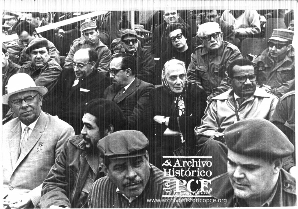 Dolores Ibarruri, Che Guevara, Raul Castro, Blas Roca, Carlos Rafael Rodriguez escuhando a Fidel. La Habana, 1963