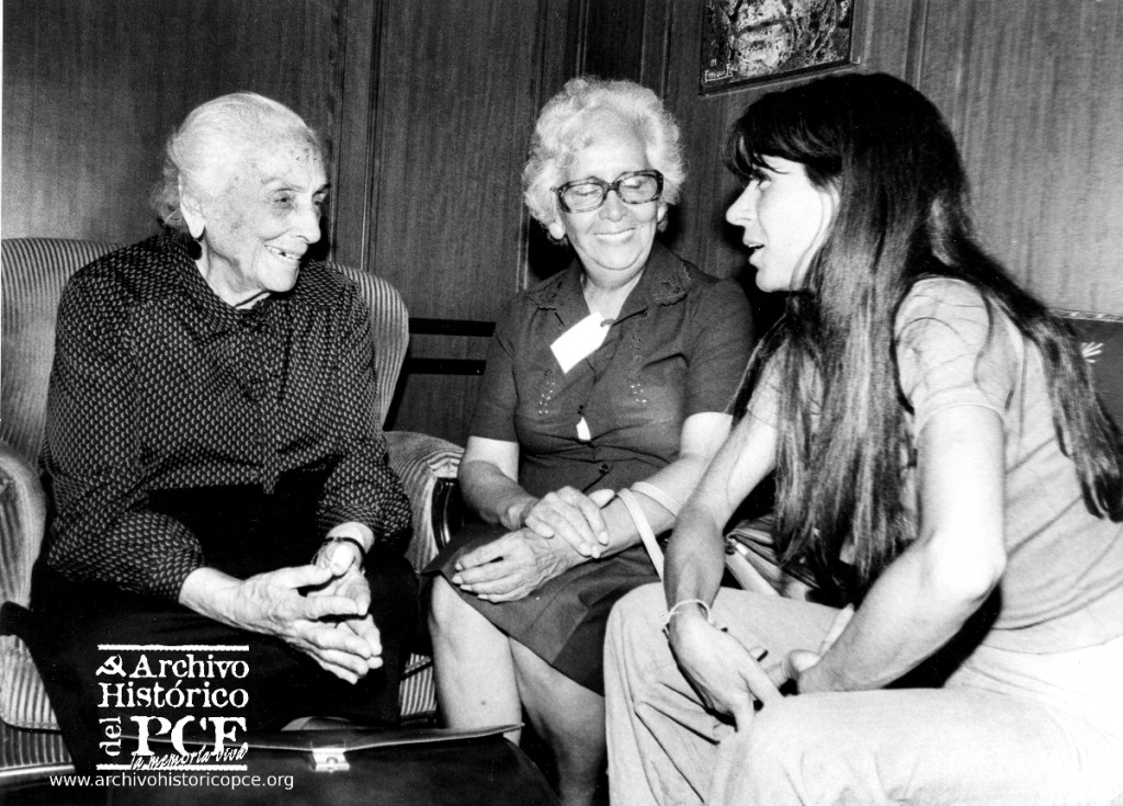 14 de septiembre de 1983, Dolores con Hebe de Bonafini una de las fundadores de las Madres de la Plaza de Mayo.