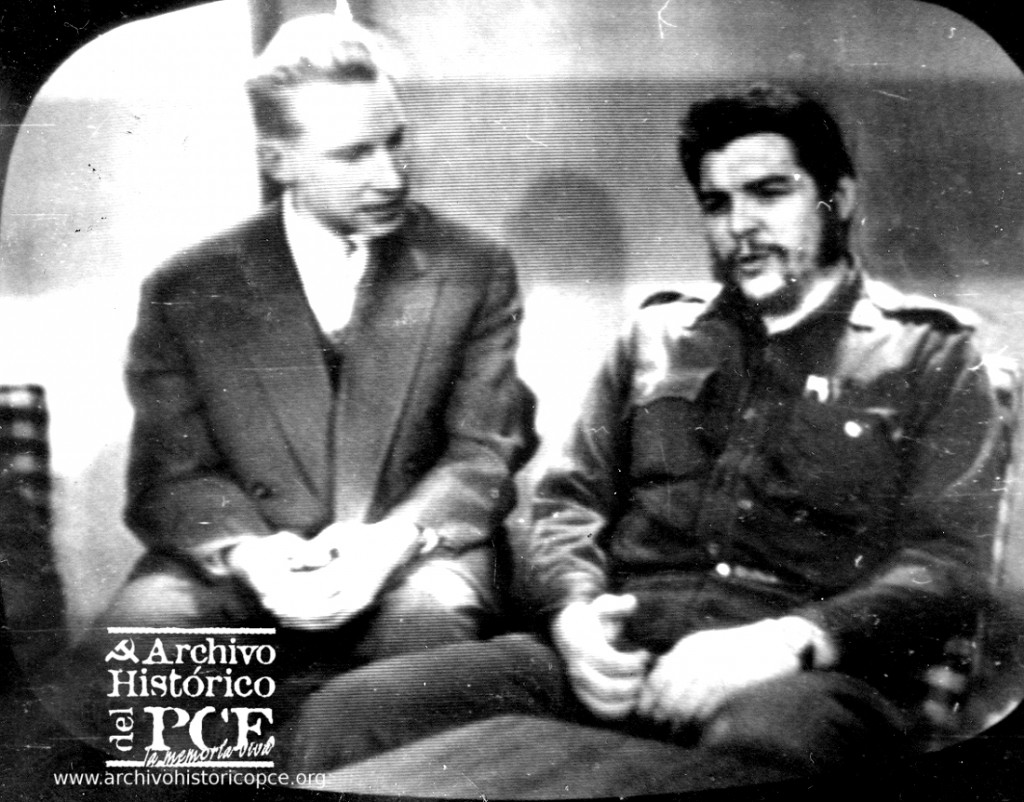 Ernesto 'Che' Guevara en una entrevista de la televisión soviética junto a su traductor. Moscú, 1960.