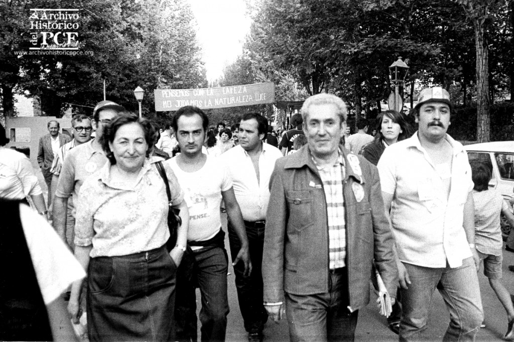 Marcelino y Josefina pasean por la fiesta del PCE, 1978