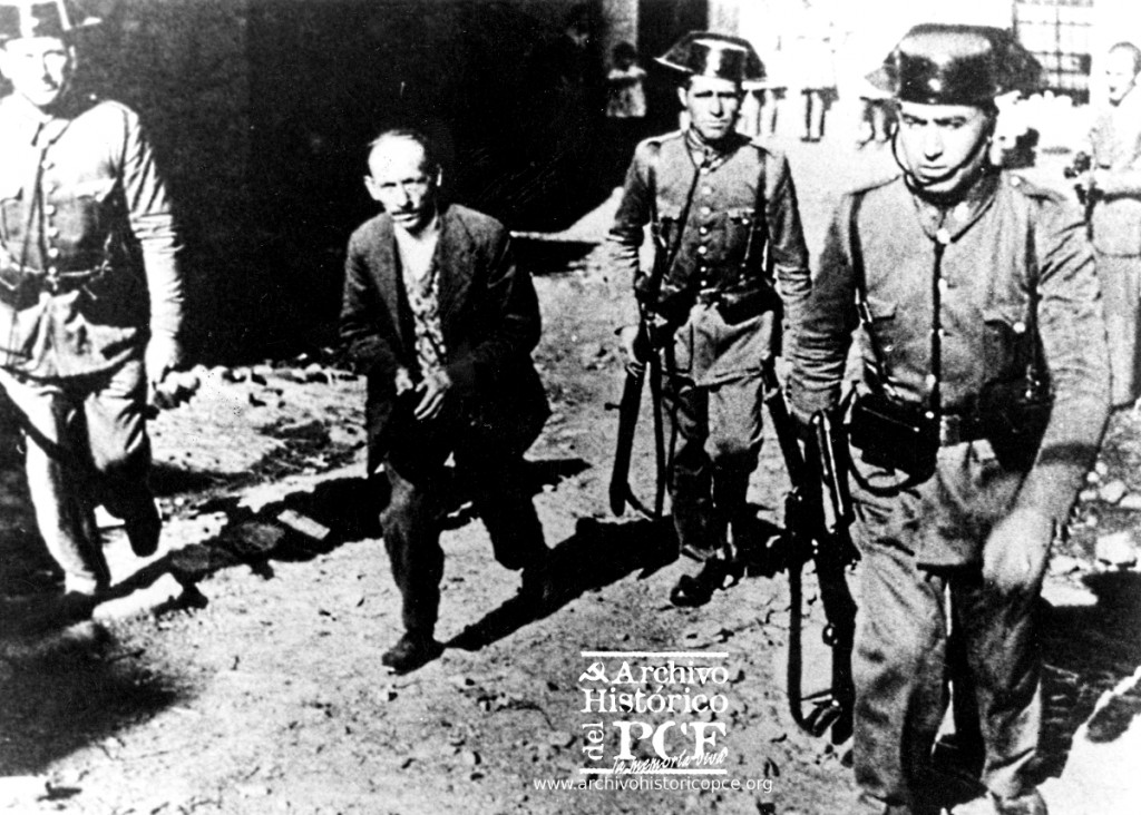 Un revolucionario es conducido por tres guardias civiles a la cárcel de Bembibre. Octubre 1934.